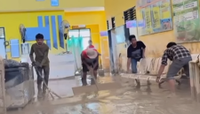 Relawan korporasi Pertamina dan komunitas membersihkan lumpur tebal di Puskesmas Rantau Aceh Tamiang agar layanan kesehatan segera aktif kembali. (Instagram.com @pertamina)
