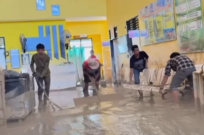 Relawan korporasi Pertamina dan komunitas membersihkan lumpur tebal di Puskesmas Rantau Aceh Tamiang agar layanan kesehatan segera aktif kembali. (Instagram.com @pertamina)
