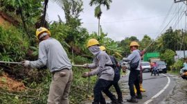 Personel BUMN bekerja memulihkan listrik, telekomunikasi, dan logistik di wilayah terdampak banjir bandang dan longsor di Sumatera. (Dok. pln.co.id)
