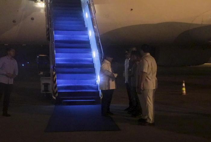 Presiden Prabowo tiba di Medan setelah terbang 9 jam 30 menit dari Moskow untuk meninjau percepatan penanganan bencana di wilayah terdampak. (Dok. TIm Media Prabowo)

