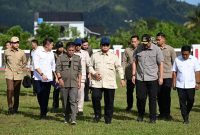 Presiden Prabowo meninjau lokasi bencana di Tapanuli Tengah, memastikan kapal besar dan pesawat Hercules mempercepat distribusi bantuan. (Facebook.com @Setkab RI)