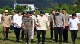 Presiden Prabowo meninjau lokasi bencana di Tapanuli Tengah, memastikan kapal besar dan pesawat Hercules mempercepat distribusi bantuan. (Facebook.com @Setkab RI)