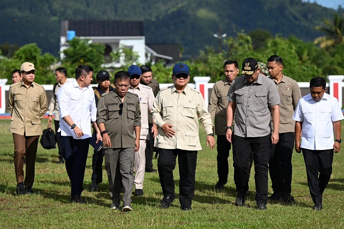 Presiden Prabowo meninjau lokasi bencana di Tapanuli Tengah, memastikan kapal besar dan pesawat Hercules mempercepat distribusi bantuan. (Facebook.com @Setkab RI)