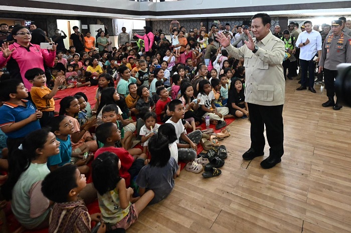 Presiden Prabowo meninjau wilayah terdampak di Tapanuli Tengah untuk memastikan penanganan darurat berjalan optimal dan bantuan menjangkau seluruh lokasi. (Facebook.com @Setkab RI)