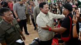 Prabowo berdialog dengan tim lapangan dan warga terdampak, menegaskan pentingnya solidaritas nasional dalam menghadapi bencana besar di Sumatra. (Facebook.com @Setkab RI)