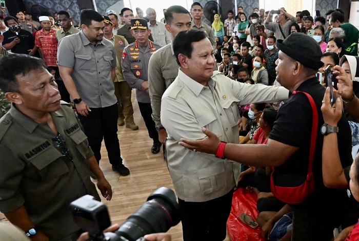Prabowo berdialog dengan tim lapangan dan warga terdampak, menegaskan pentingnya solidaritas nasional dalam menghadapi bencana besar di Sumatra. (Facebook.com @Setkab RI)